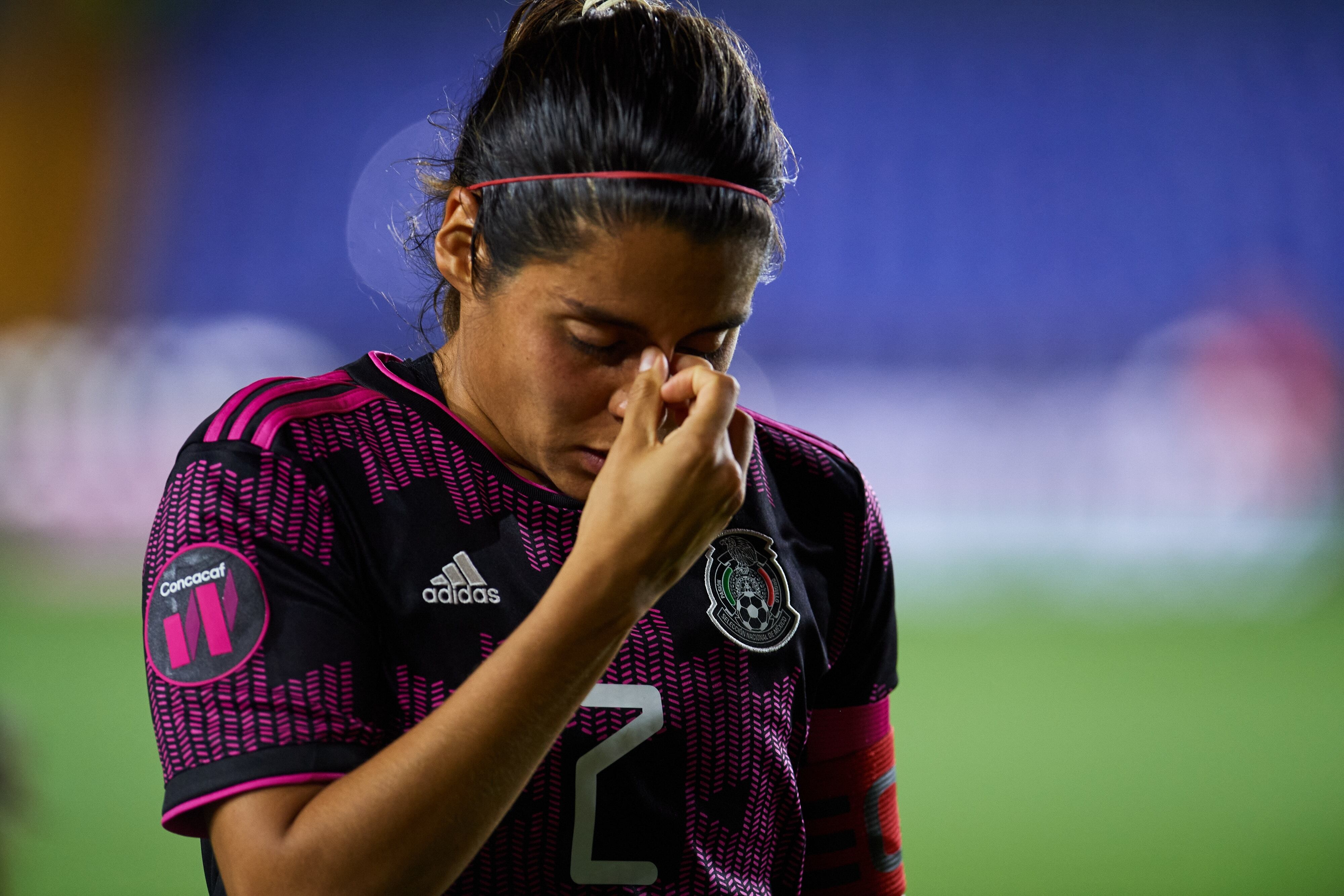 Kenti Robles se detuvo a dar la cara ante los medios  por la Selección Mexicana Femenil.