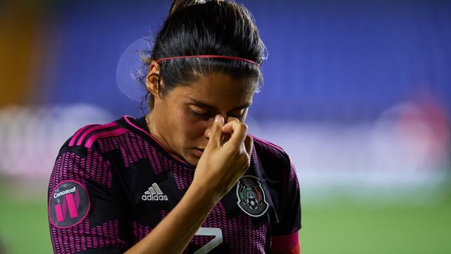 Kenti Robles se detuvo a dar la cara ante los medios  por la Selección Mexicana Femenil.