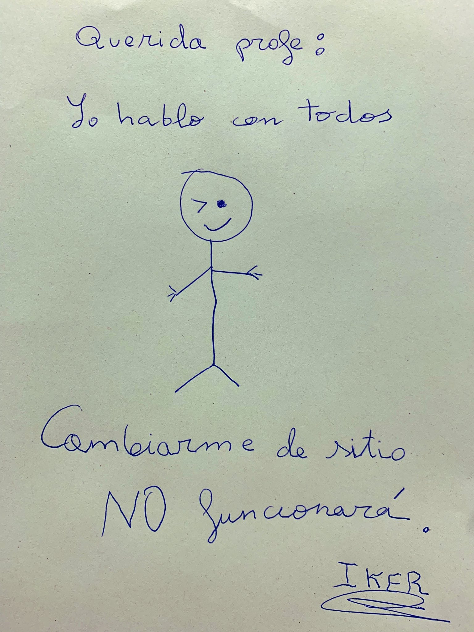 Alumno se burla de su maestra que lo cambió de lugar