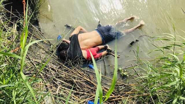 Óscar Alberto Martínez Ramírez y su hija Valeria, fallecieron tratando de cruzar el Río Bravo