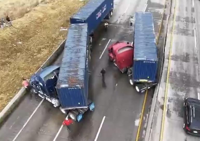 Choque de tráileres en la Autopista México–Querétaro provoca caos vehicular