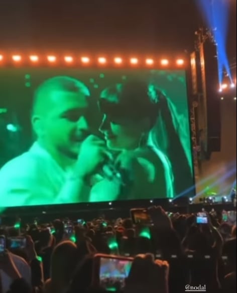 Christian Nodal y Cazzu bailando en el Foro Sol.