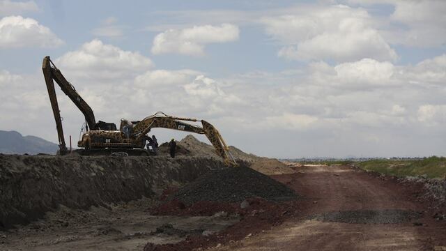 Maquinaria en terrenos de Atenco que serán usados como reserva. Foto/Cuartoscuro