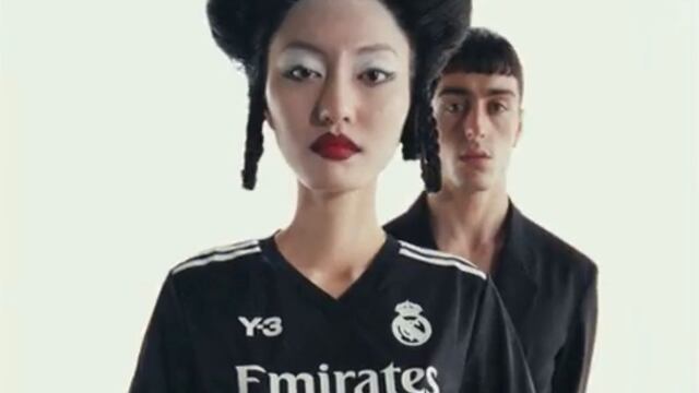 El Real Madrid presenta su nueva indumentaria para enfrentar al FC Barcelona el fin de semana.