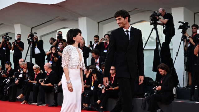 ¿Cuánto mide? La estatura de Jacob Elordi intriga al verlo junto a Cailee Spaeny en premiere de Priscilla de Sofia Coppola