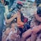 Rescatista llora junto a joven tras sacarlo de entre los escombros en Venezuela
