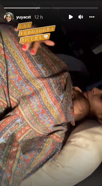 Yuya envuelve a Mar en su regazo.