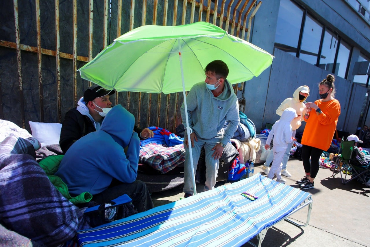 Ciudadanos rusos en espera de visa humanitaria en Tijuana.