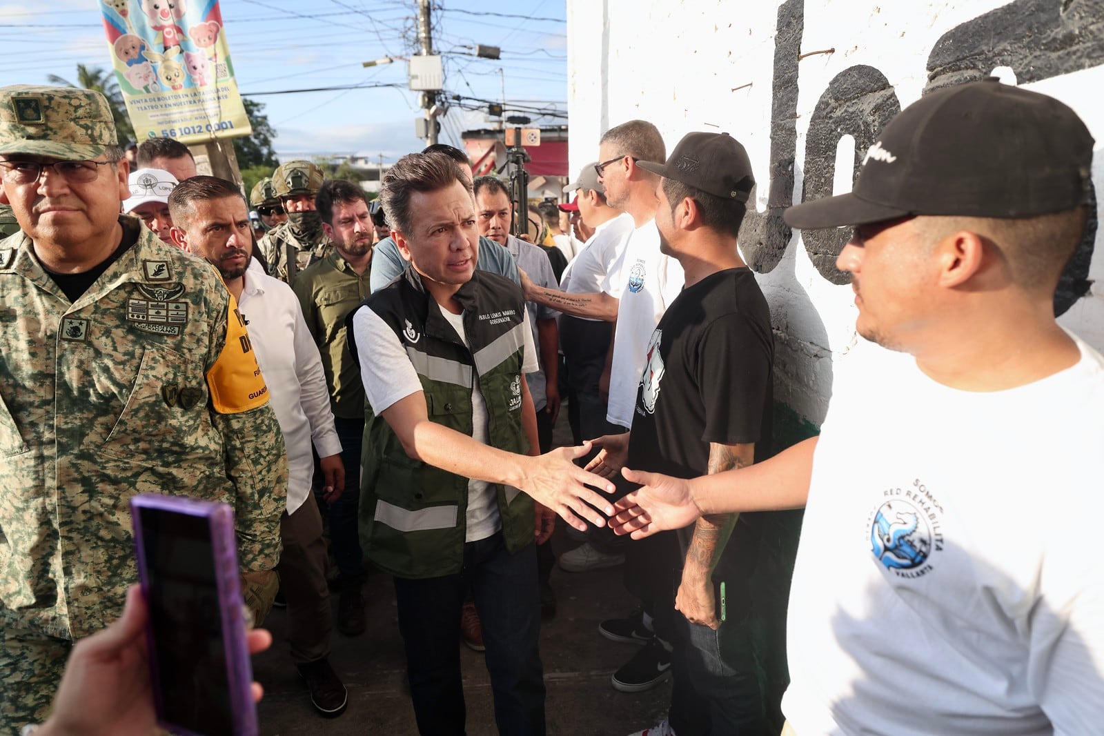 Pablo Lemus Navarro, gobernador de Jalisco, recorre colonias de Puerto Vallarta tras afectaciones por la tormenta
