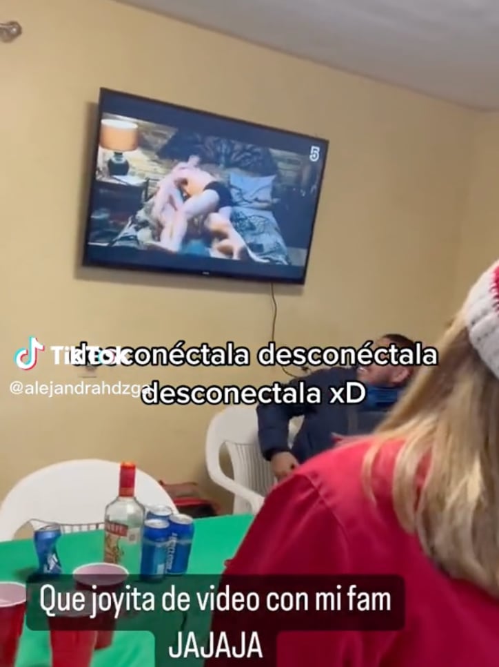 Película porno en cena familiar