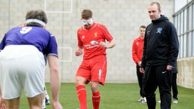 Varios jugadores del Liverpool han tenido acto con la <em>Standard Chartered</em> jugando un partido de futbol para ciegos