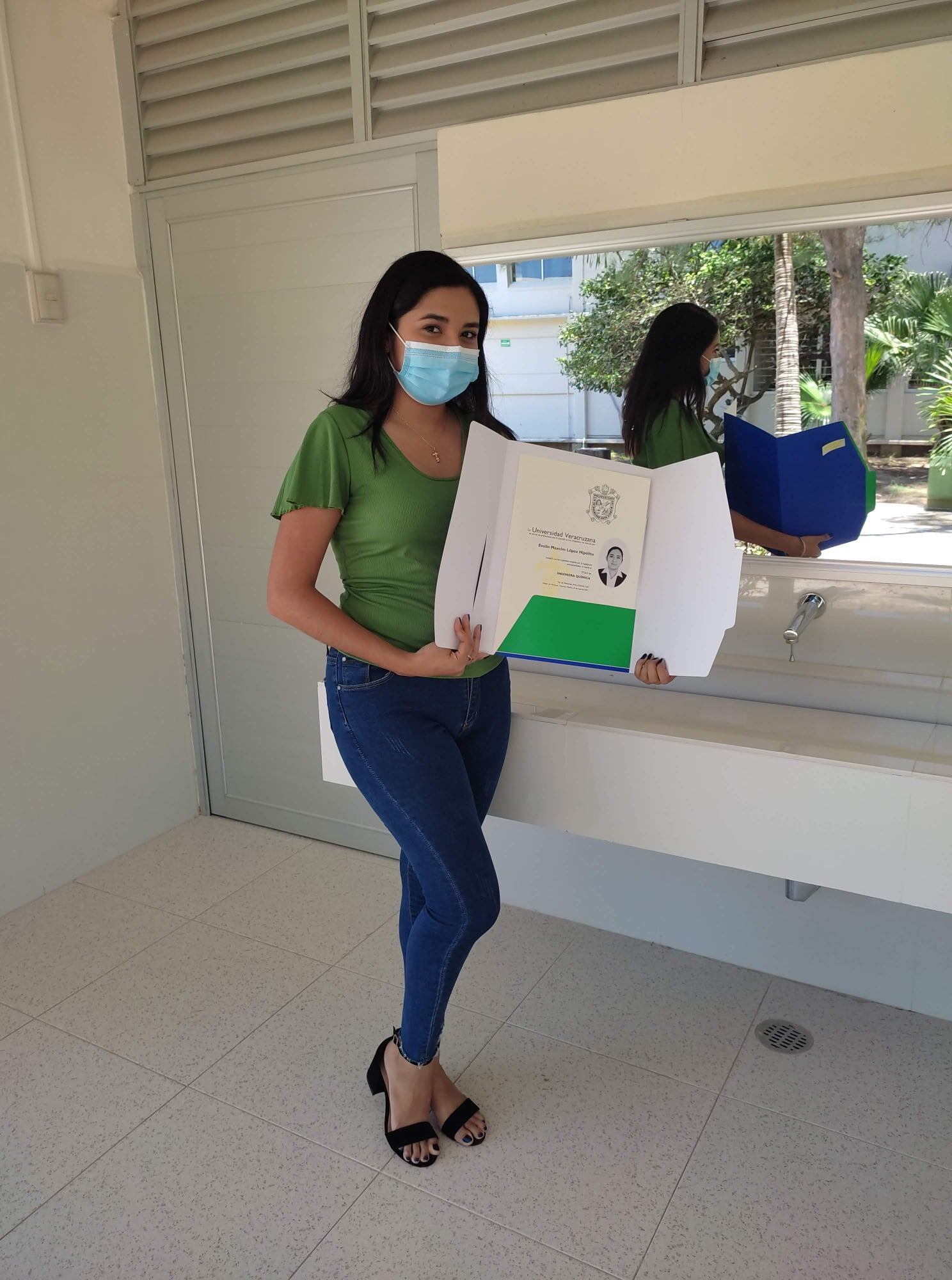 Evelin Hipólito con su título universitario