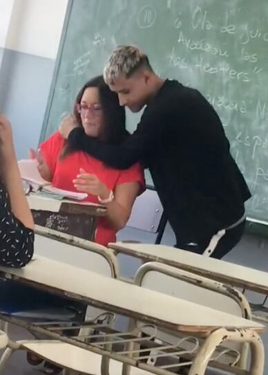 Le baila a su maestra para que no lo repruebe