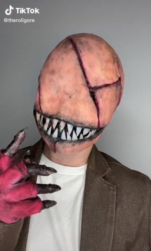 Cosplay escalofriante hecho por la artista Roligore