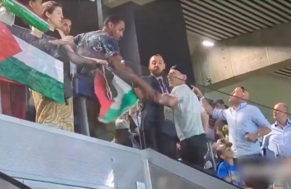Aficionados israelíes intentan arrebatar bandera de Palestina e increpan a los usuarios que protestaban pacíficamente.