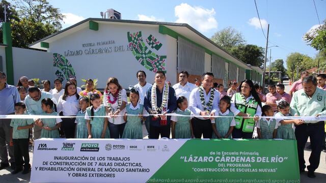 Ricardo Gallardo entrega escuela en Tampamolón Corona