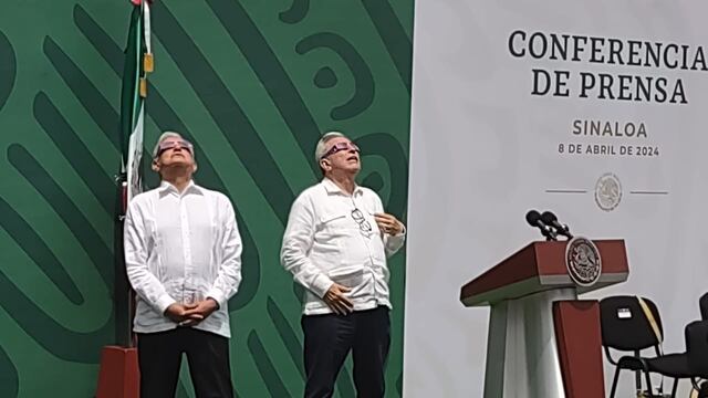 AMLO y Rubén Rocha viendo el eclipse en Mazatlán