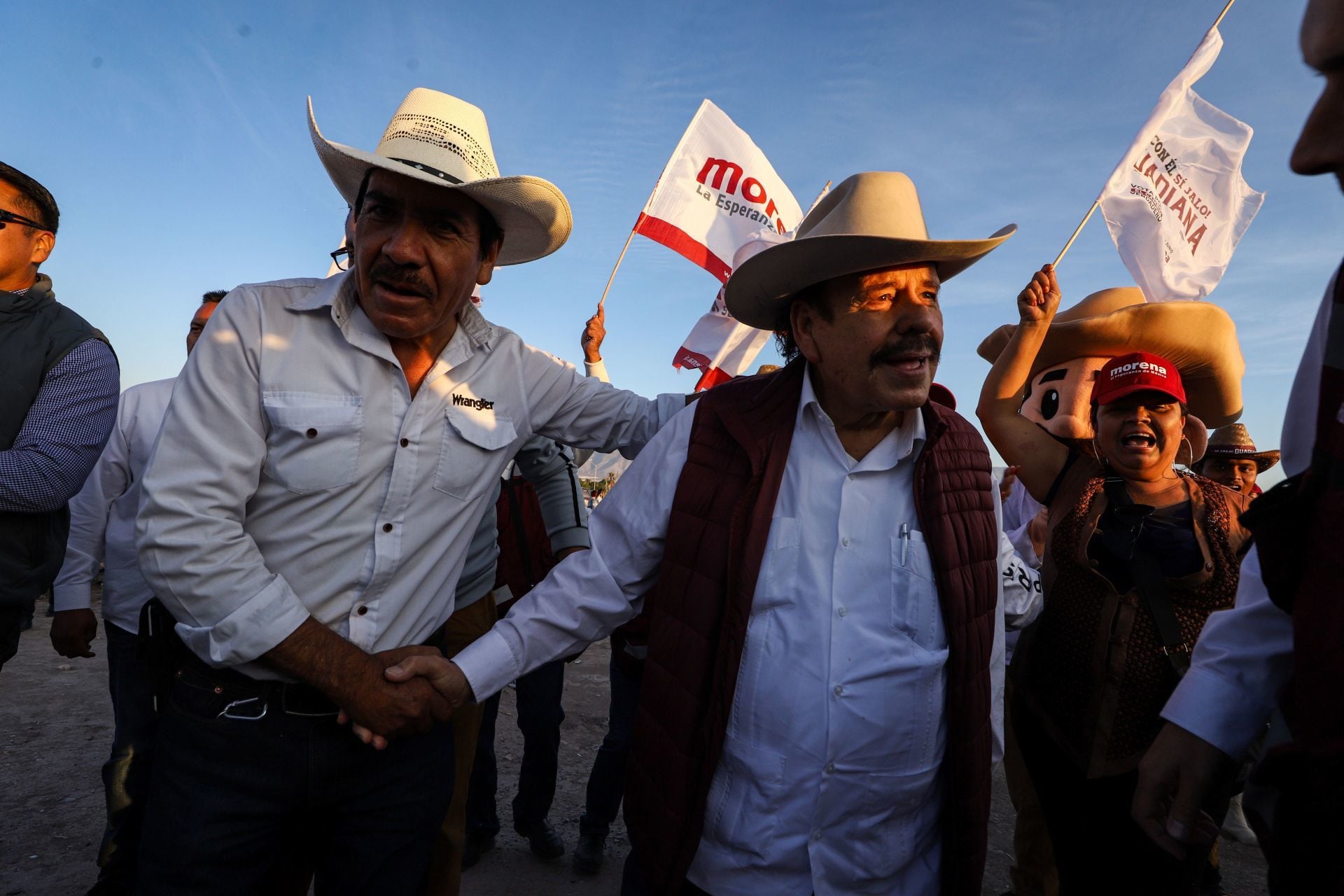 Armando Guadiana, candidato de Morena a la gubernatura de Coahuila, pegó calcas en autos junto con simpatizantes.