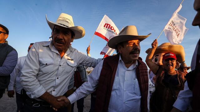 Armando Guadiana, candidato de Morena a la gubernatura de Coahuila, pegó calcas en autos junto con simpatizantes.