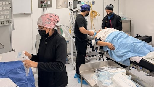 Martí Batres pone en operación tres quirófanos rehabilitados en Mexicali