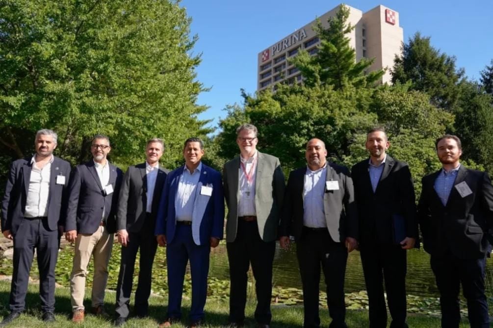 Diego Sinhue Rodríguez y ejecutivos de Nestlé Purina