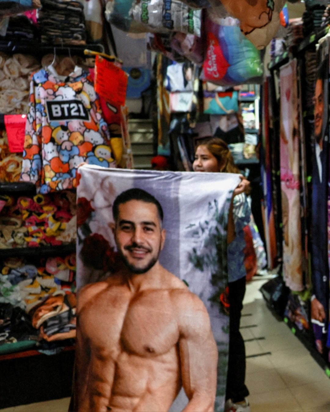 De funcionario a mercancía: Harfuch aparece en toallas y cobijas