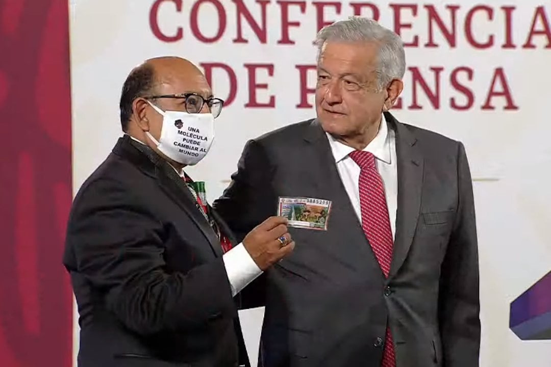 Lord Molécula posa con billete de la Lotería Nacional