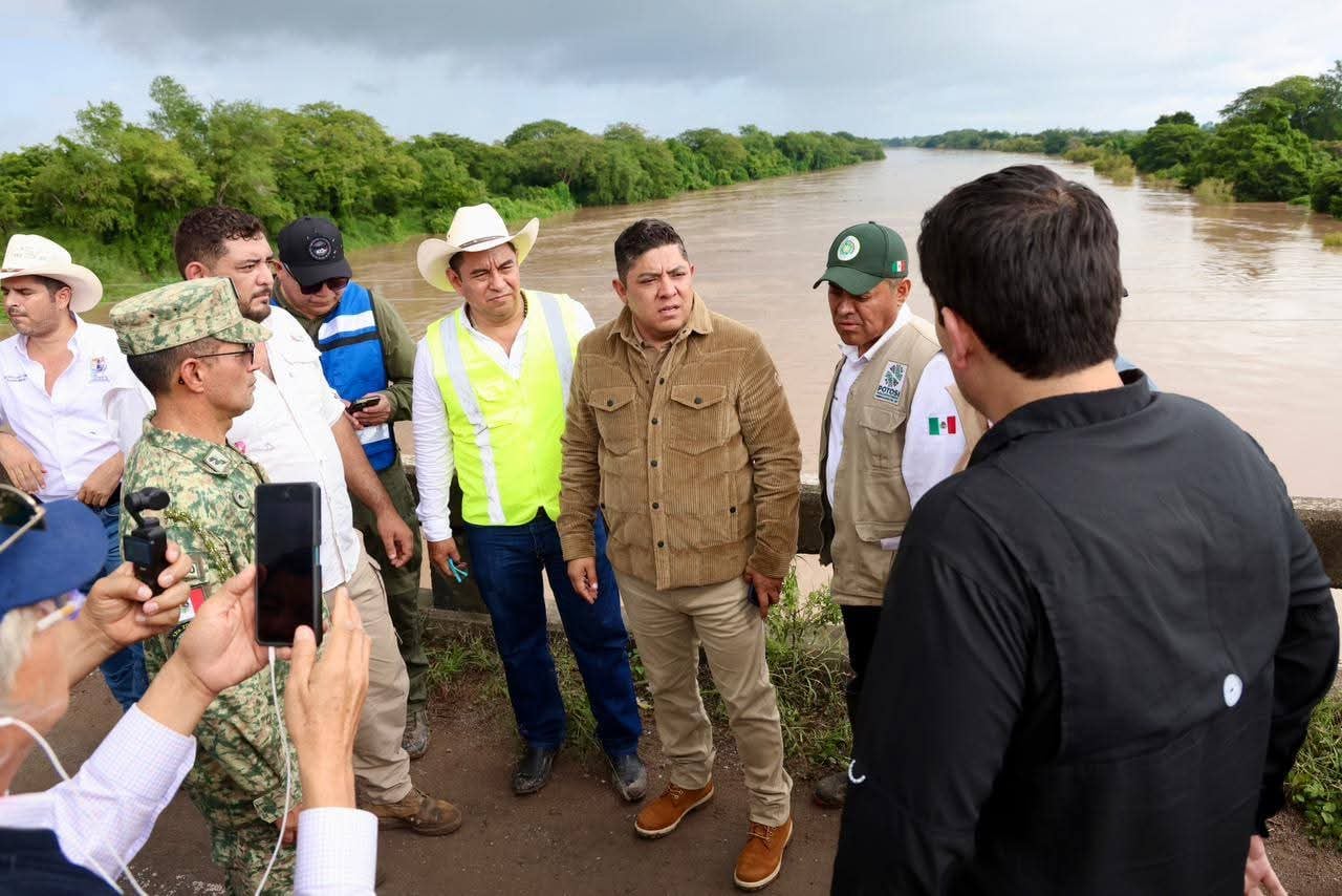 Ricardo Gallardo encabeza apoyo a familias afectadas en Huasteca Potosina.