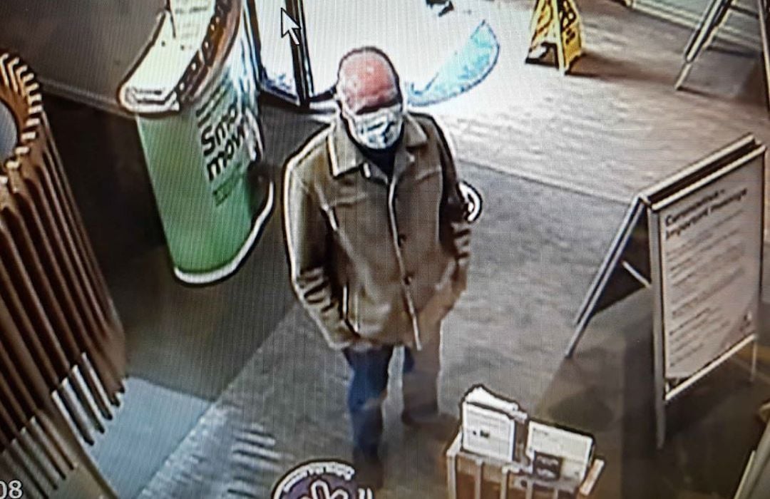 Intenta robar con una nota mal escrita, no lo logra.