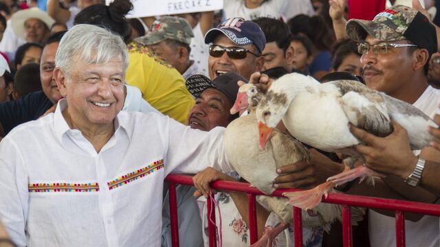 AMLO fotografiado con un ganso ofrecido por un simpatizante