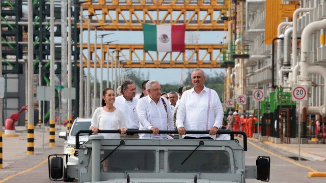 AMLO y Claudia Sheinbaum en la refinería de Dos Bocas