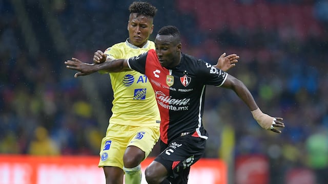 Julián Quiñones ante el Club América