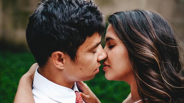 Pareja compartiendo un beso