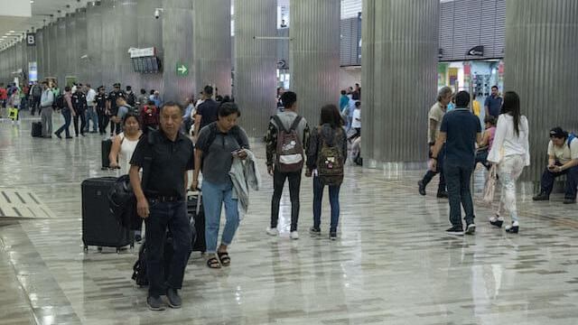 (Imagen ilustrativa) Pasajeros en el Aeropuerto Internacional de la Ciudad de México