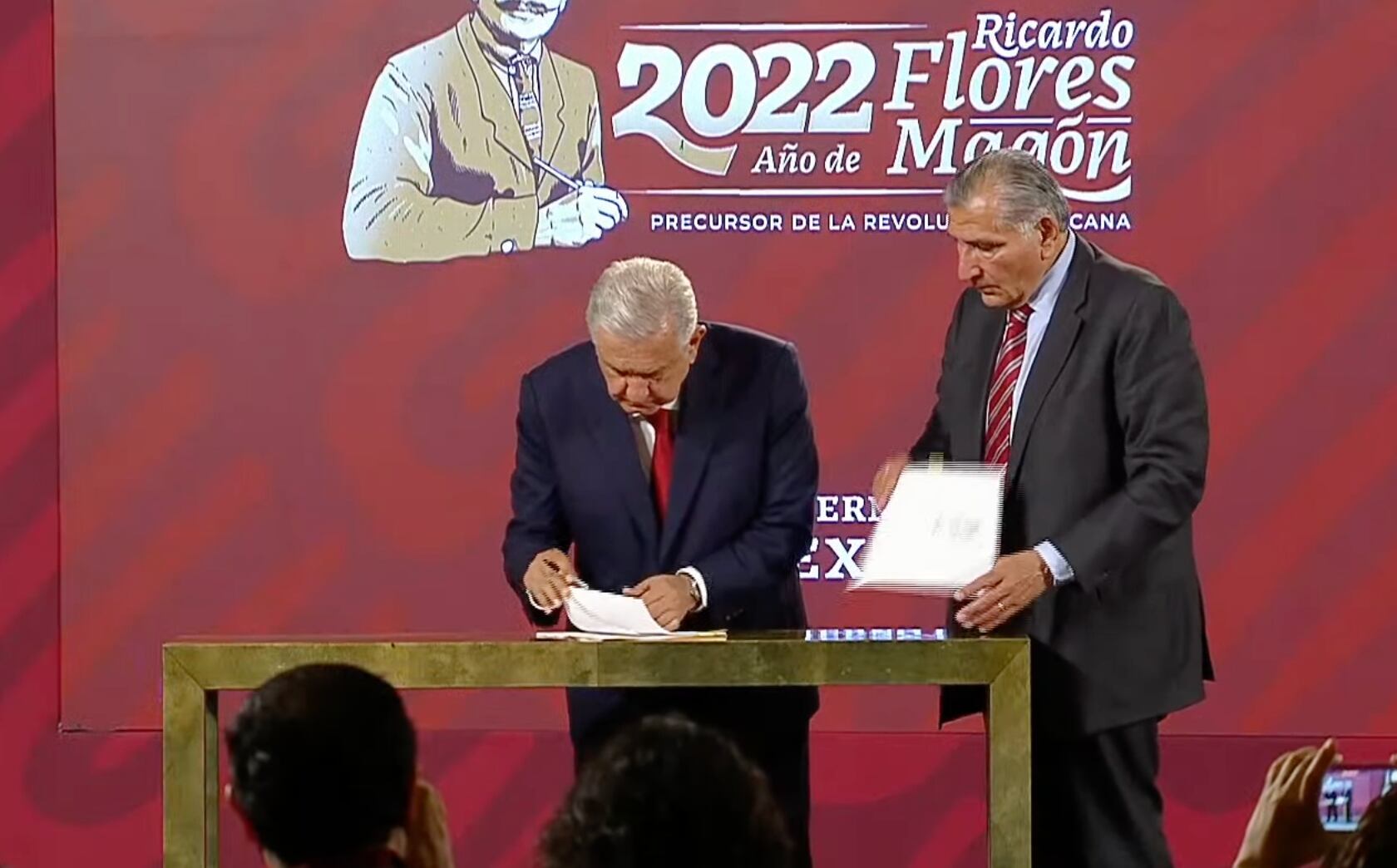 AMLO firma decreto presidencial