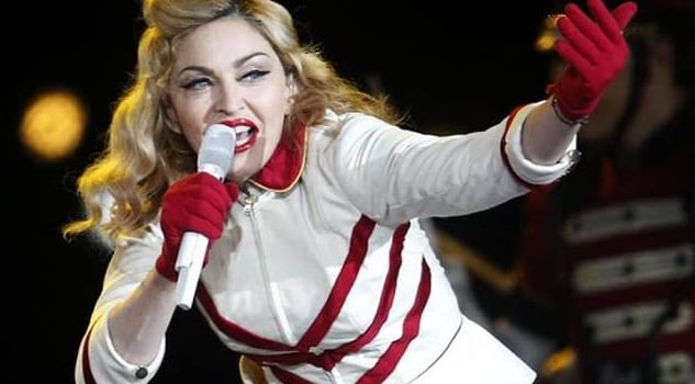 Madonna con guantes