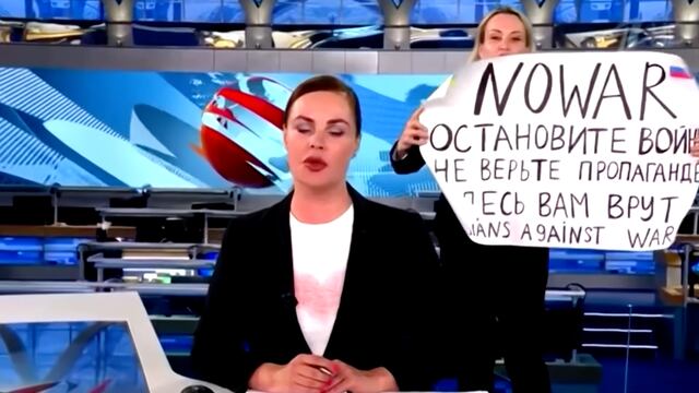 Periodista Marina Ovsyannikova protesta en televisora de Rusia contra guerra con Ucrania