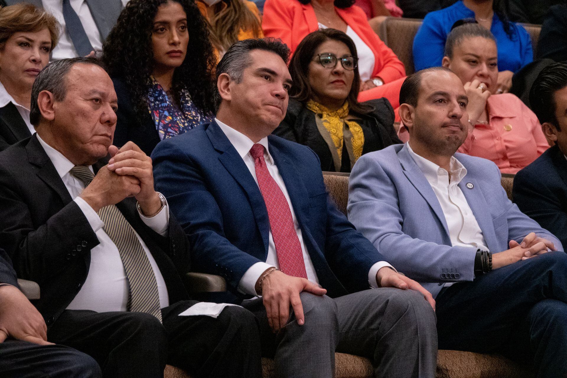 En un comunicado, el PAN y el PRD reiteraron su ultimátum al PRI, pidieron que los legisladores retiren su propuesta sobre las Fuerzas Armadas.