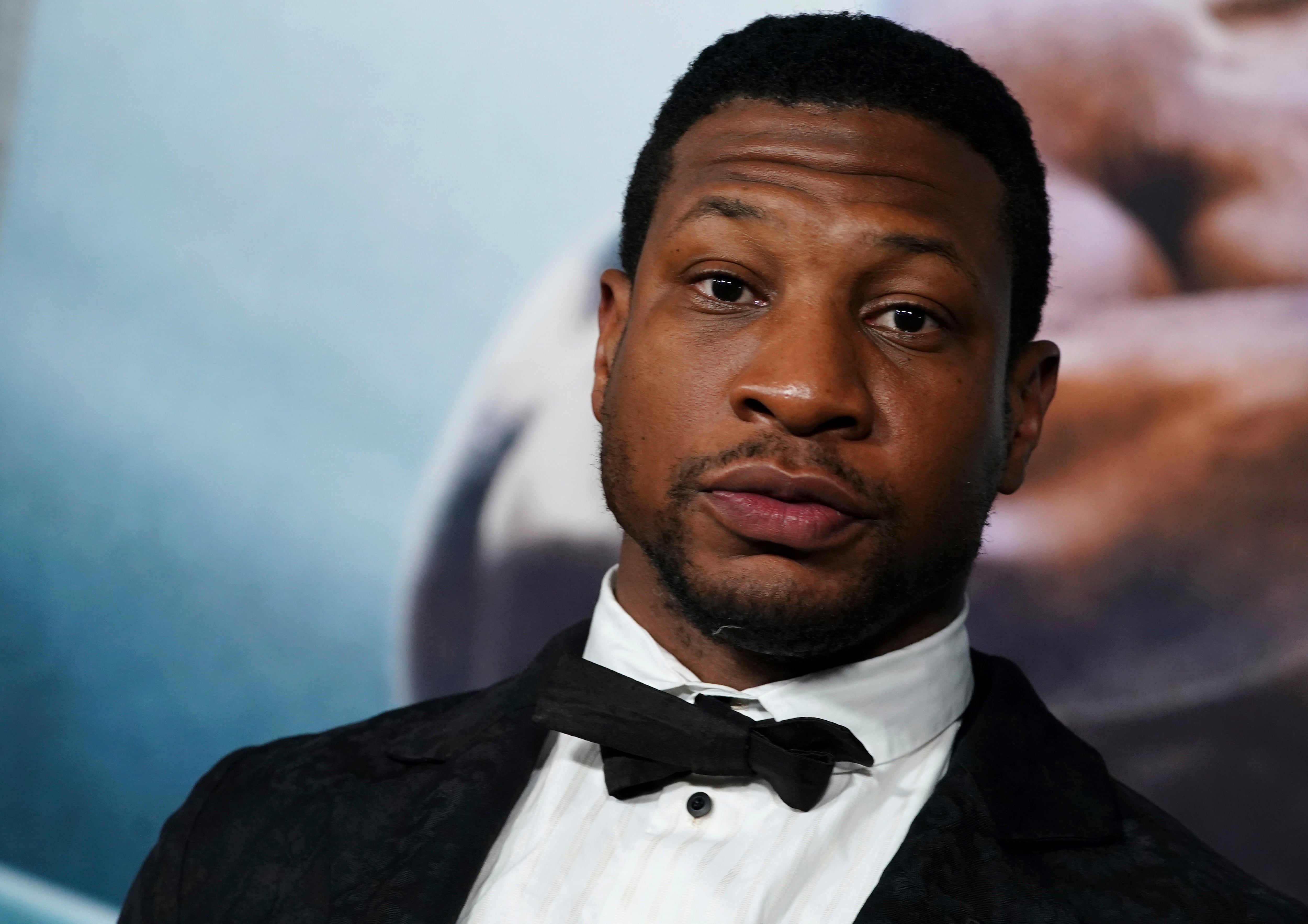 Abogados de Jonathan Majors aseguran tener pruebas de su inocencia tras su arresto