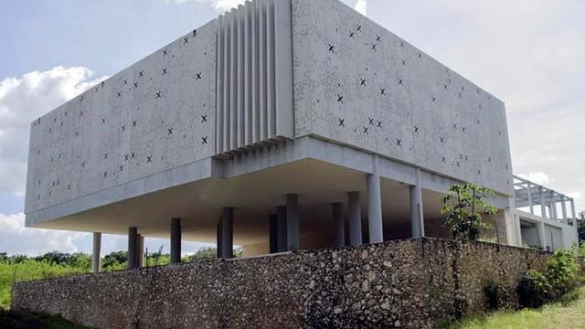 En la imagen del fotógrafo de Reforma, Cuauhtémoc Moreno, se observa que la maleza ha comenzado a invadir el costoso, pero abandonado, proyecto.
