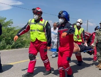 Migrantes cubanos sufren volcadura en Oaxaca