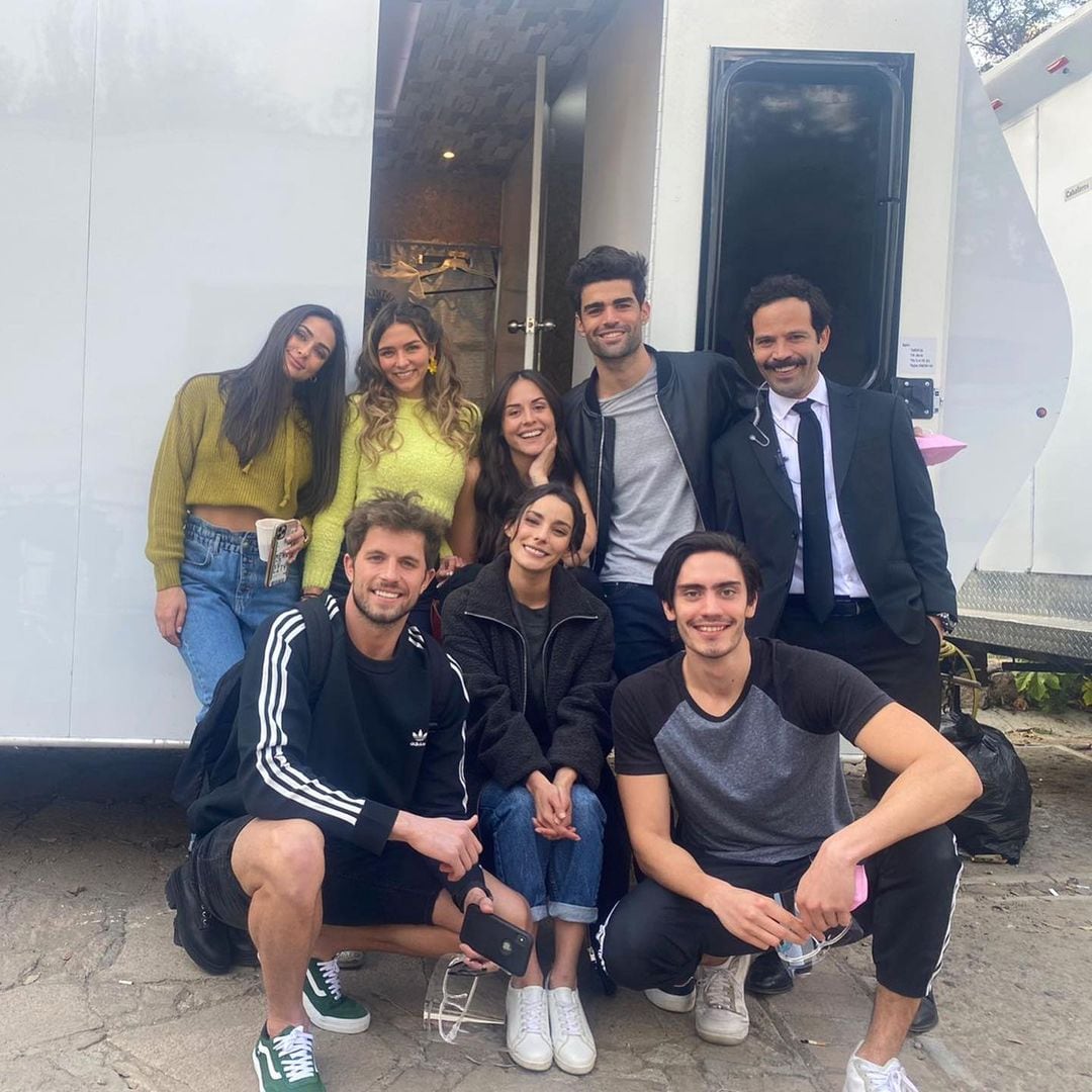 Iván Amozurrutia junto a elenco de La venganza de Las Juanas