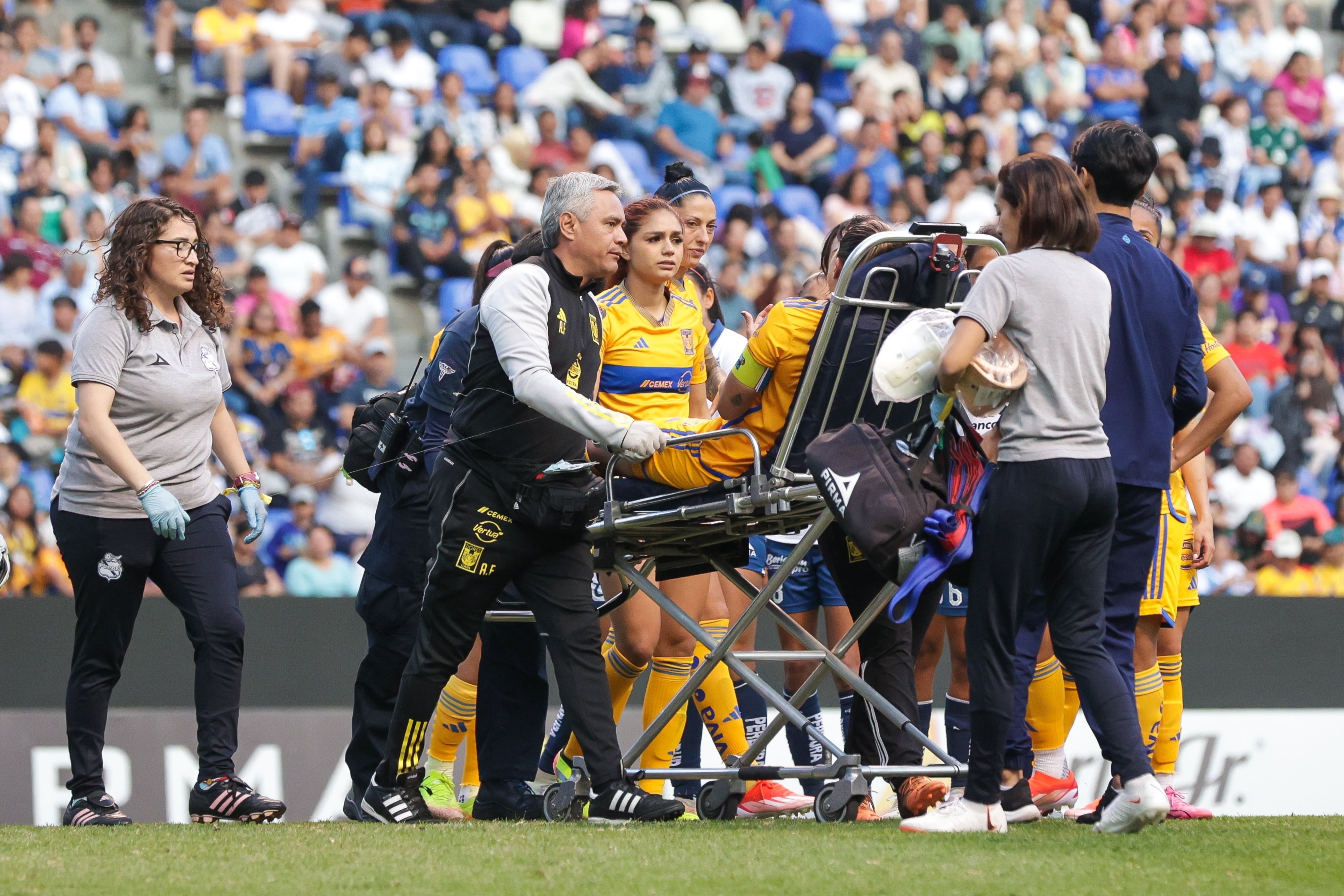 Así abandonó la cancha Nayeli Rangel.
