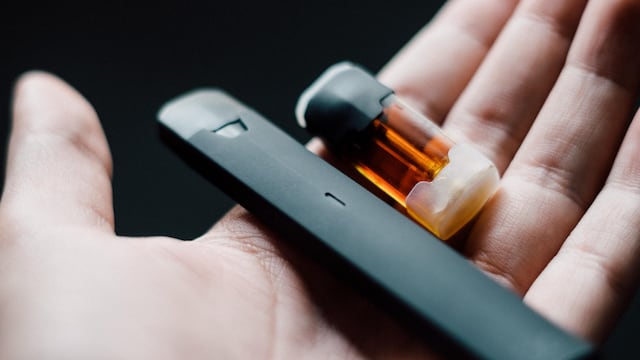 Veto a vapeadores abrió negocio a cárteles en México, advierte Mark Esper.