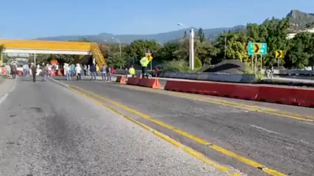 Ejidatarios bloquean por ambos sentidos la autopista La Pera-Cuautla