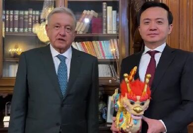 AMLO se reúne con Zhang Run, embajador de China en México, y le da un regalo muy especial