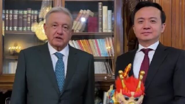 AMLO se reúne con Zhang Run, embajador de China en México, y le da un regalo muy especial