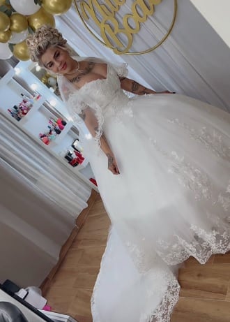 Mona vestida de novia para su live con Maxito.