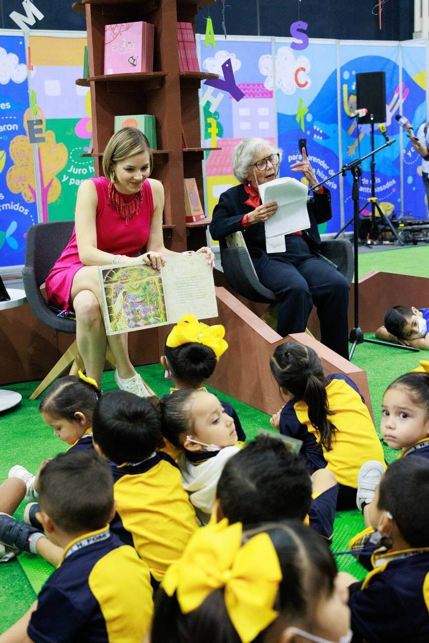Mariana Rodríguez y Elena Poniatowska leen para niños
