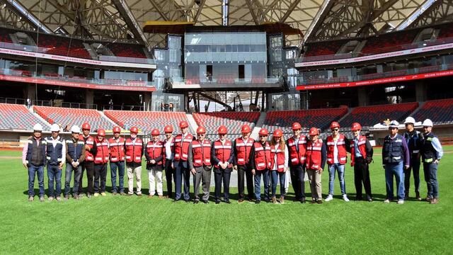 La directiva de los Diablos en el Estadio Alfredo Harp Helú